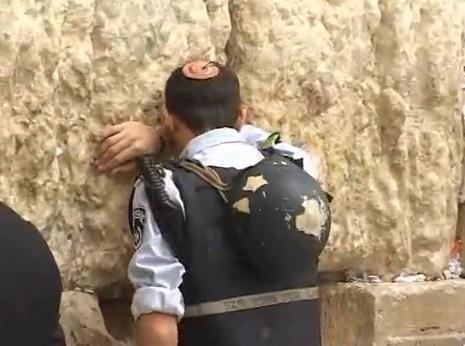 В Иерусалиме, толпы верующих людей направляются ночью к Стене Плача и с первым миньяном молятся там